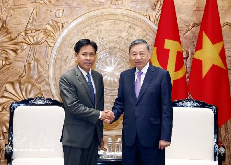 Vietnam always gives top priority to strengthening relations with Laos: Top leader