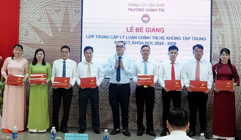 65 học viên tốt nghiệp lớp Trung cấp Lý luận chính trị