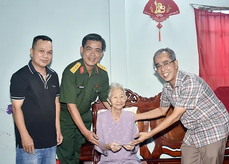 Chăm lo các gia đình chính sách và người có công với cách mạng