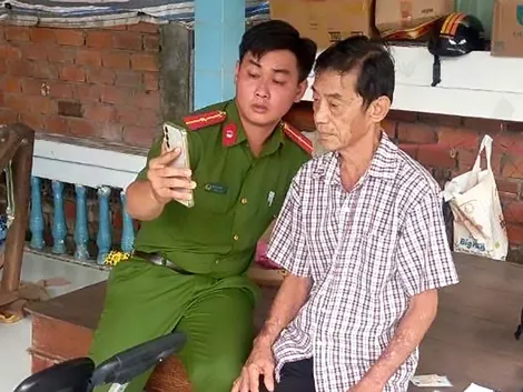 Phường Ngã Bảy tuyên truyền chính sách qua nền tảng số cho người yếu thế