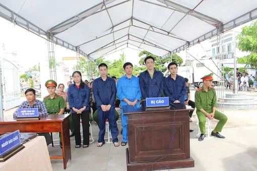 Mua bán, tổ chức sử dụng trái phép chất ma túy, 5 bị cáo lãnh án tù