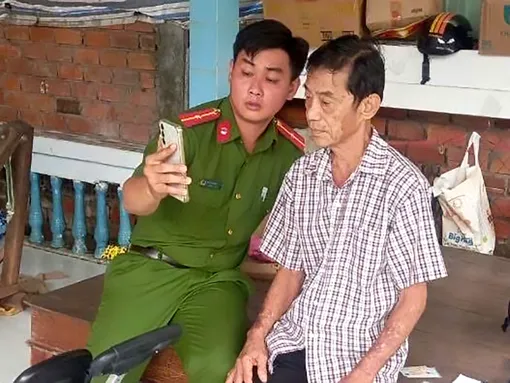 Phường Ngã Bảy tuyên truyền chính sách qua nền tảng số cho người yếu thế