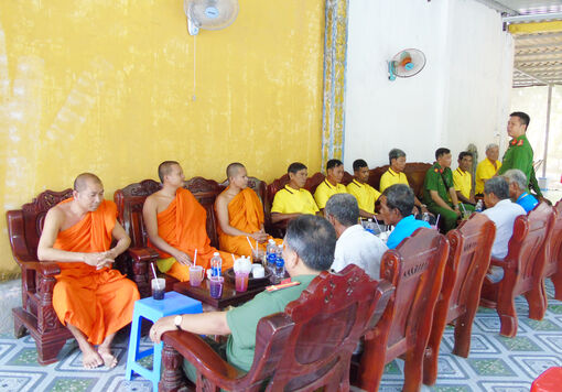 ព្រួត​ដៃ​រក្សា​ភាព​សុខ​សាន្ត​ភូមិ​ស្រុក​