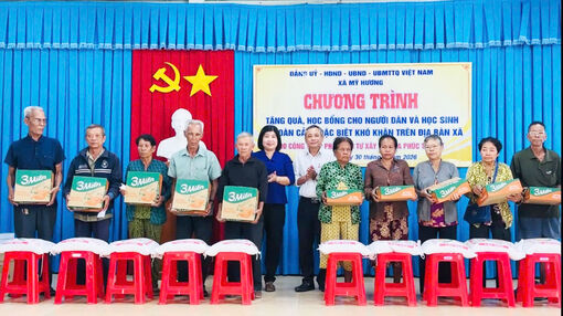 ឃុំ​មី​ហឿង ជូន​អំ​ណោយ​ដល់​គ្រួ​សារ​ក្រី​ក្រ​ គ្រួ​សារ​ក្បែរ​ក្រ​ និង​សិស្សា​នុសិស្ស​មាន​ស្ថាន​ភា​ពលំ​បាក​