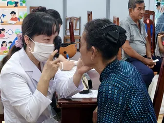 Người trên 60 tuổi không có bệnh lý nền, nên khám mắt 2 lần/năm