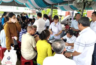 Đưa dịch vụ chăm sóc mắt chất lượng cao đến người dân nông thôn, ven biển