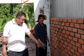 Những lão nông lo chuyện an cư cho người khó khăn