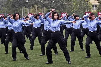Học sinh ưu tú Trung Quốc đổ xô vào cảnh sát và quân đội