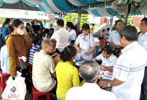 Đưa dịch vụ chăm sóc mắt chất lượng cao đến người dân nông thôn, ven biển