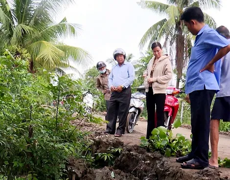Thường trực HĐND xã Phụng Hiệp khảo sát tiến độ thi công đường giao thông