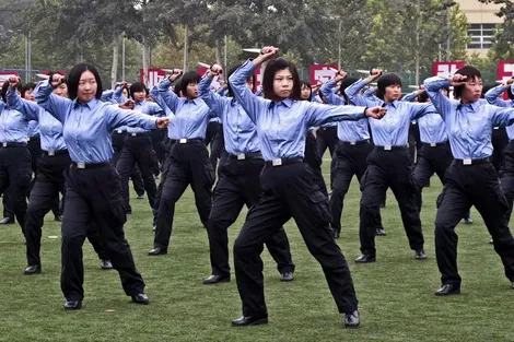 Học sinh ưu tú Trung Quốc đổ xô vào cảnh sát và quân đội