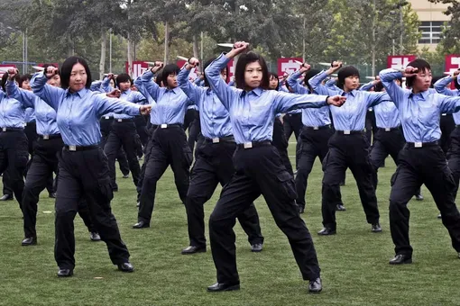 Học sinh ưu tú Trung Quốc đổ xô vào cảnh sát và quân đội