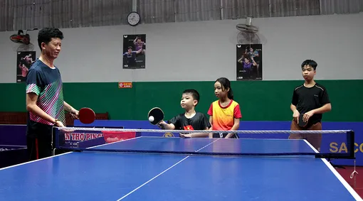 Đồng hành cùng con em tập luyện bóng bàn