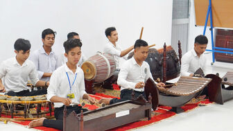 រឿង​ពី​យុវ​ជន​ថែ​រក្សា​ព្រលឹង​ភ្លេង​ខ្មែរ​ណាម​បូ​