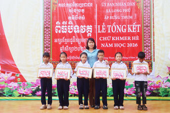 ពិ​ធី​បិទ​វគ្គ​ថ្នាក់​បង្រៀន​អក្សរ​ខ្មែរ​នា​រដូវ​វិស្សម​កាល​