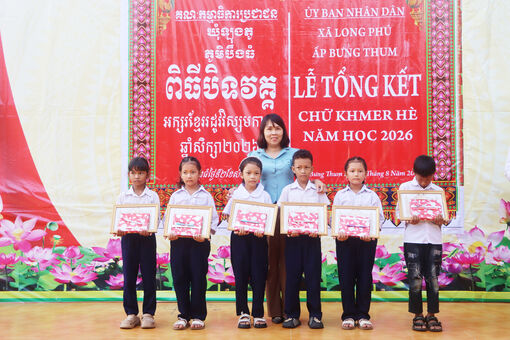 ពិ​ធី​បិទ​វគ្គ​ថ្នាក់​បង្រៀន​អក្សរ​ខ្មែរ​នា​រដូវ​វិស្សម​កាល​