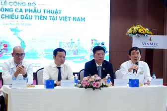 Bác sĩ Cần Thơ tham gia ca phẫu thuật robot từ xa hai chiều lần đầu tiên thực hiện tại Việt Nam