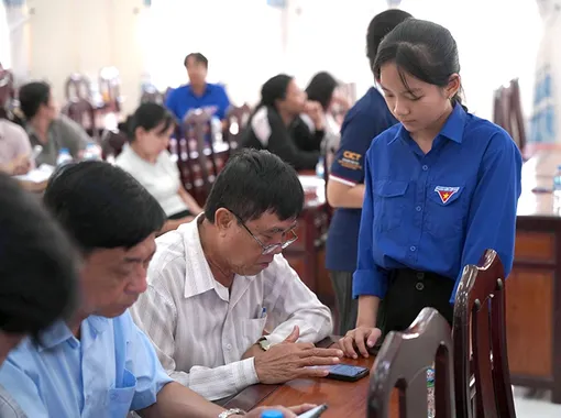 Tất cả đơn vị thuộc Thành đoàn triển khai đội hình hướng dẫn người dân nâng cao kỹ năng số
