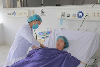 Chữa trị thành công cho bệnh nhân nhiễm não mô cầu đa biến chứng đe dọa tính mạng