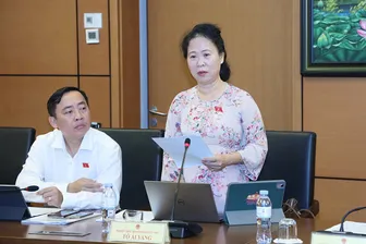 Bà Tô Ái Vang, Phó trưởng đoàn chuyên trách Đoàn Đại biểu Quốc hội TP Cần Thơ, góp ý về Dự thảo Luật Hòa giải ở cơ sở (sửa đổi)