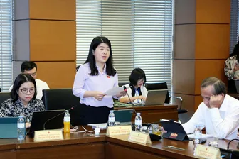 Bà Phạm Thị Minh Huệ, đại biểu Quốc hội đơn vị TP Cần Thơ, góp ý dự thảo Luật Hòa giải ở cơ sở (sửa đổi)