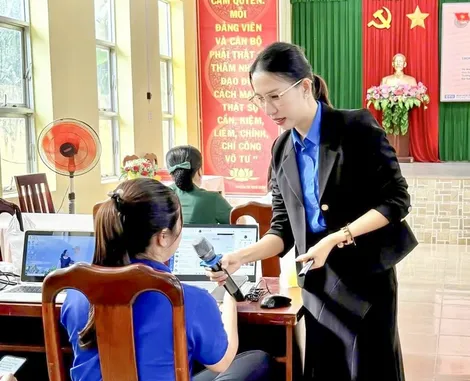 Hướng dẫn, hỗ trợ người dân, doanh nghiệp thực hiện thủ tục hành chính tại các ấp