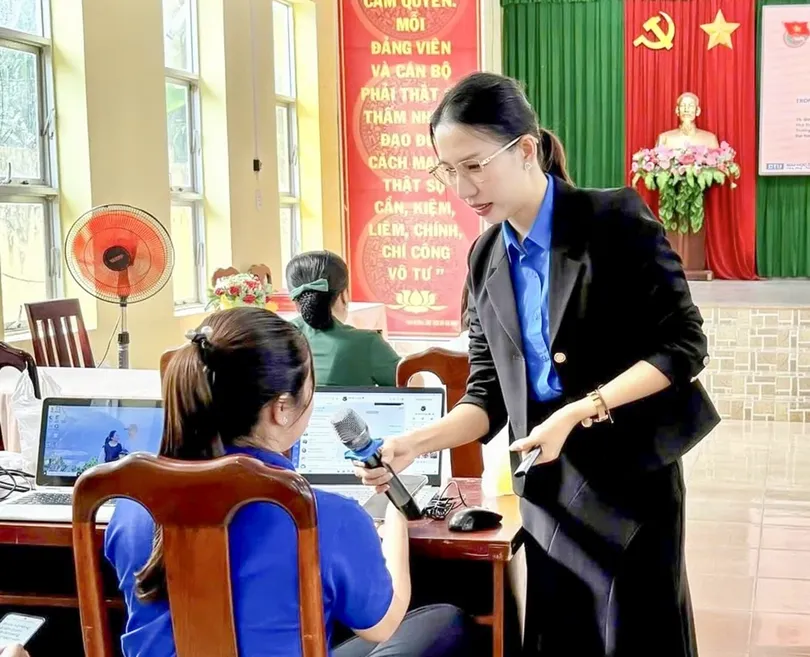 Hướng dẫn, hỗ trợ người dân, doanh nghiệp thực hiện thủ tục hành chính tại các ấp