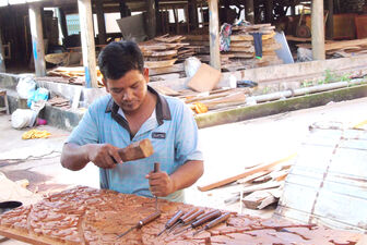 សិប្បករជក់អារម្មណ៍នឹងរបរឆ្លាក់ក្បាច់រចនារបស់ជនរួមជាតិខ្មែរ