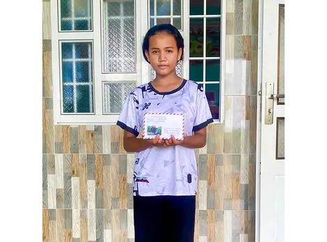 Ước mơ tiếp tục đến trường của cô bé mồ côi