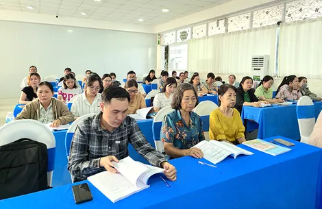 Tập huấn cho người dạy tiếng và chữ Khmer, Hoa