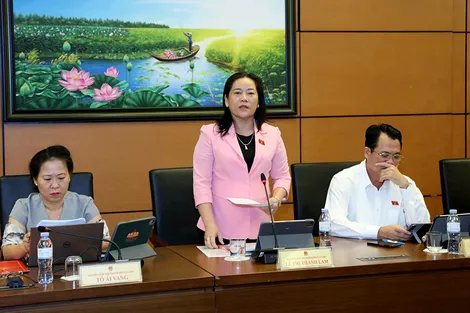 Bà Lê Thị Thanh Lam, Phó trưởng đoàn chuyên trách Đoàn Đại biểu Quốc hội TP Cần Thơ, góp ý dự án Luật sửa đổi, bổ sung một số điều của Luật Kiến trúc