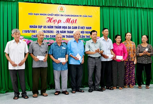 Họp mặt, tặng quà nạn nhân chất độc da cam