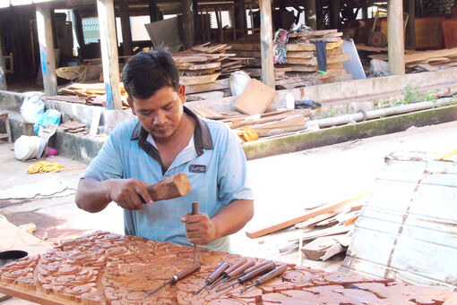 សិប្បករជក់អារម្មណ៍នឹងរបរឆ្លាក់ក្បាច់រចនារបស់ជនរួមជាតិខ្មែរ