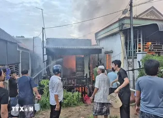 An Giang: Cháy lớn ở khu dân cư khiến 5 căn nhà bị hư hại