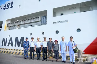 Tàu của Lữ đoàn 955 đưa bệnh nhân từ Trường Sa về bờ
