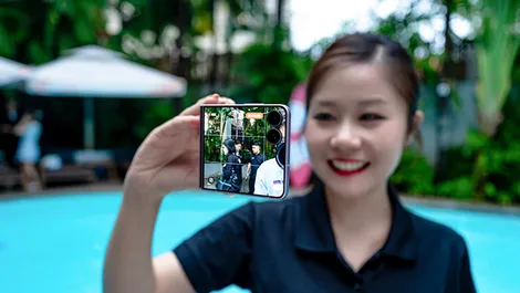 Camera Z Flip 8 vẫn 50MP nhưng ảnh "đẹp hẳn": AI Bokeh và ProVisual Engine tạo khác biệt ra sao?