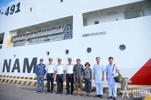 Tàu của Lữ đoàn 955 đưa bệnh nhân từ Trường Sa về bờ