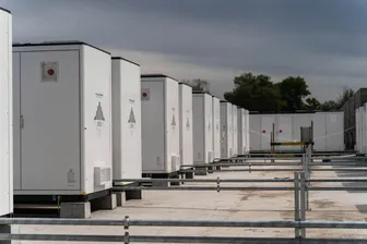EU tăng tốc phát triển pin lưu trữ để giảm lãng phí điện gió và điện Mặt Trời
