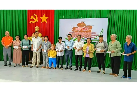Họp mặt, tặng quà nạn nhân chất độc da cam