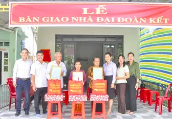Trao 3 căn nhà Đại đoàn kết tặng hộ gia đình chính sách