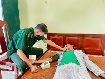 Ngư dân trôi dạt trên biển được các tàu cá cứu vớt, đưa vào bờ an toàn
