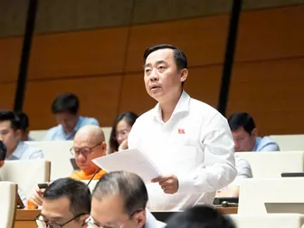 Ông Đào Chí Nghĩa, Phó Trưởng đoàn chuyên trách Đoàn Đại biểu Quốc hội TP Cần Thơ, góp ý dự thảo Luật Phổ biến, giáo dục pháp luật (sửa đổi)