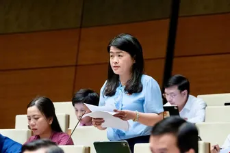 Bà Phạm Thị Minh Huệ, đại biểu Quốc hội đơn vị TP Cần Thơ, góp ý dự thảo Luật Phổ biến, giáo dục pháp luật (sửa đổi)