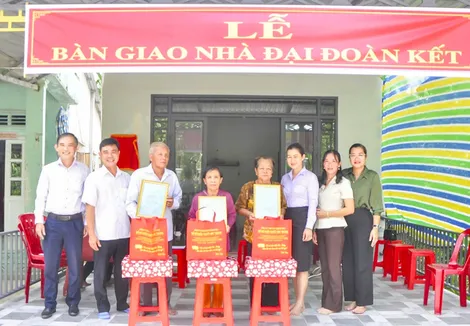 Trao 3 căn nhà Đại đoàn kết tặng hộ gia đình chính sách