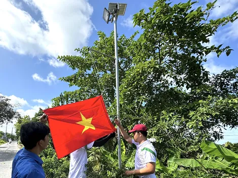 Sinh viên Trường Đại học Tây Đô hỗ trợ nâng chất tiêu chí nông thôn mới