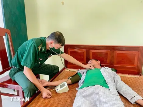 Ngư dân trôi dạt trên biển được các tàu cá cứu vớt, đưa vào bờ an toàn