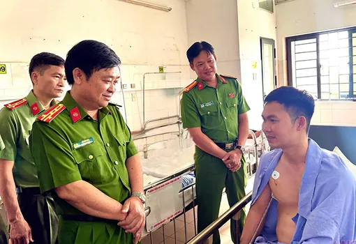 Thăm hỏi chiến sĩ công an bị thương khi làm nhiệm vụ