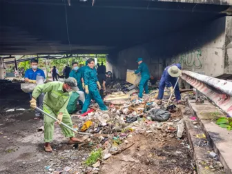 UBND phường Tân An xử lý bãi rác tự phát dưới chân cầu Đầu Sấu