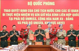 Trao Quyết định cho 2 sĩ quan thực hiện nhiệm vụ gìn giữ hòa bình Liên hợp quốc