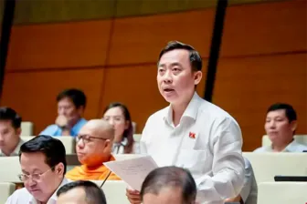 Ông Đào Chí Nghĩa, Phó trưởng đoàn chuyên trách Đoàn Đại biểu Quốc hội TP Cần Thơ, góp ý dự án Luật sửa đổi, bổ sung một số điều của Luật Người lao động Việt Nam đi làm việc ở nước ngoài theo hợp đồng